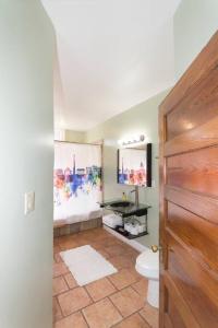 ワシントンにあるCAPITOL HILL CHARMERのバスルーム(トイレ、洗面台付)