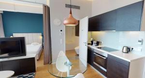 kuchnia ze szklanym stołem w pokoju w obiekcie Key Residences Vienna w Wiedniu +23 zdjęcia