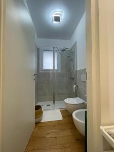 A bathroom at Tecnopolo Fiera Suite