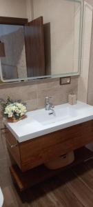 y baño con lavabo blanco y espejo. en Casa rural Solanilla, en Solanilla