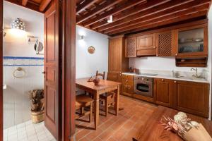 Kuchyňa alebo kuchynka v ubytovaní Acropolis Lindos House
