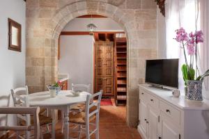 Televízia a/alebo spoločenská miestnosť v ubytovaní Acropolis Lindos House