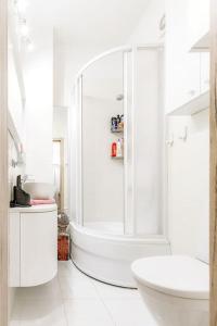 La salle de bains blanche est pourvue d'une baignoire et d'un lavabo. dans l'établissement Playa San Juan apartment, à Playa de San Juan