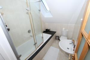 Bagno di Luxury, Spacious Home with Private Driveway Beaches and Gower in close proximity