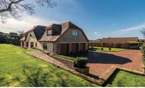 una casa con un ampio cortile con vialetto di Luxury, Spacious Home with Private Driveway Beaches and Gower in close proximity a Parkmill