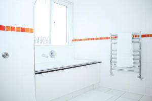 Bagno di Luxury, Spacious Home with Private Driveway Beaches and Gower in close proximity