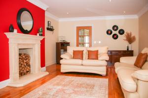 Area soggiorno di Luxury, Spacious Home with Private Driveway Beaches and Gower in close proximity