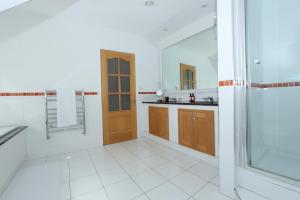 Cucina o angolo cottura di Luxury, Spacious Home with Private Driveway Beaches and Gower in close proximity