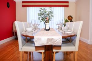 Area soggiorno di Luxury, Spacious Home with Private Driveway Beaches and Gower in close proximity