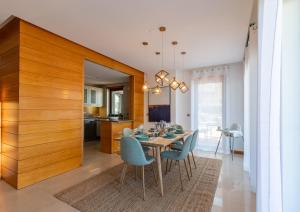 comedor y cocina con mesa y sillas en Algarve: Vale Lobo Golf&Beach with Private Pool II en Almancil