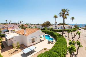 eine Luftansicht eines Hauses mit Pool in der Unterkunft Villa Mencia by Villa Plus in S'Algar