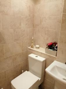 y baño con aseo blanco y lavamanos. en 59 Halstead - Gorgeous single bedroom with private bathroom, en Halstead