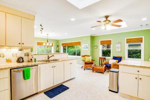 cocina con paredes verdes y techo en Marigold Cottage, en Tybee Island