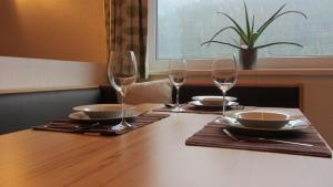 einen Tisch mit Weingläsern und Tafeln darauf in der Unterkunft Apart Stella Alpina in Pettneu am Arlberg