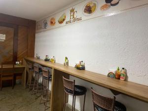 Eine Bar in einem Restaurant mit Barhockern in der Unterkunft Hotel Central Gold-Econômico in Manaus