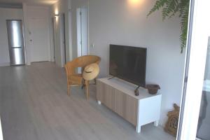 TV a/nebo společenská místnost v ubytování Apartamento mágico con vistas al mar