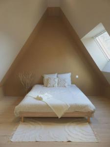 una camera da letto con letto in mansarda di Le Green Cosy a Évreux