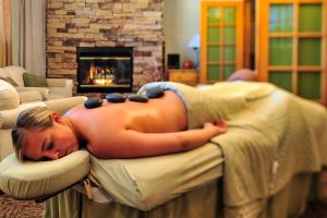 Una donna nuda stesa su un divano in un soggiorno di Cedar Breaks Lodge a Brian Head