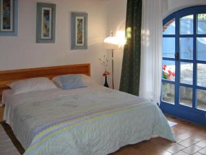 Giường trong phòng chung tại Stancija Baladur in Rakovci - 3 Häuschen für insgesamt 6 Personen Baladur 3