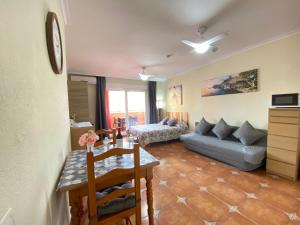 ein Wohnzimmer mit einem Tisch und einem Sofa in der Unterkunft Costa Del Sol Seaside Studio - 5 Mins From Beach in Fuengirola