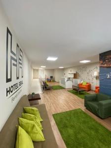 ein großes Wohnzimmer mit einem Sofa und Stühlen in der Unterkunft Real Ferrol in Ferrol