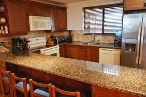 San Diego的住宿－Suite San Juan 125 Gran Pacifica Resort，厨房配有台面和冰箱