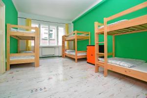 Zimmer mit 4 Etagenbetten und einer grünen Wand in der Unterkunft Prague Old Town Hostel in Prag