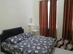 大港的住宿－Homestay Dorani Sungai Besar，一间带床的卧室,位于带窗帘的房间