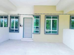 大港的住宿－Homestay Dorani Sungai Besar，白色的房子,设有窗户和白色门