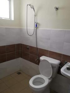 大港的住宿－Homestay Dorani Sungai Besar，一间带卫生间和淋浴的浴室