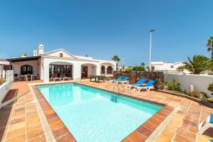 basen przed domem w obiekcie Villa Nikki by Villa Plus w Puerto del Carmen
