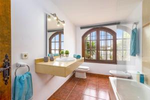łazienka z umywalką, toaletą i wanną w obiekcie Villa Nikki by Villa Plus w Puerto del Carmen