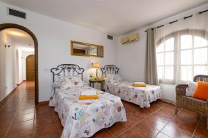 Łóżko lub łóżka w pokoju w obiekcie Villa Nikki by Villa Plus