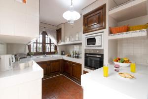 Kuchnia lub aneks kuchenny w obiekcie Villa Nikki by Villa Plus