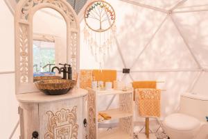 Posezení v ubytování La Colina Glamping