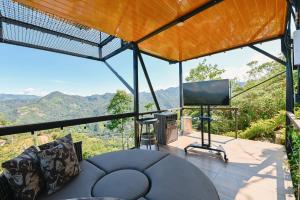 Nespecifikovaný výhled na hory nebo výhled na hory při pohledu z luxury tent