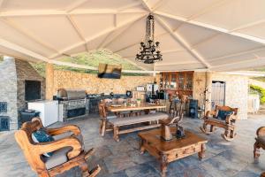 La Colina Glamping في لا فيغا: غرفة معيشة كبيرة مع طاولة وكراسي