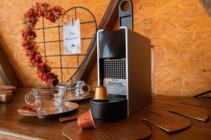 Příslušenství pro přípravu čaje a kávy v ubytování La Colina Glamping