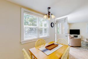 Un comedor con mesa y sillas de madera. en Barrett's Watch Apartment, en Boothbay Harbor
