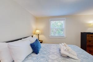 Schlafzimmer mit einem Bett und einem Fenster in der Unterkunft Barrett's Watch Apartment in Boothbay Harbor