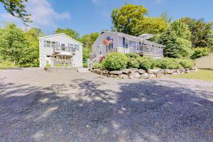 Una casa con un gran camino de entrada al frente. en Barrett's Watch Apartment, en Boothbay Harbor