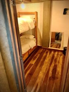 Rúm í herbergi á Amuya Hostel