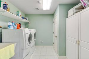 uma lavandaria com máquina de lavar e secar roupa em Mid-Hudson Estate: 11 acres, Pool, 1 hr to NYC em Monroe