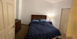 Tempat tidur dalam kamar di Pershing Heights 200