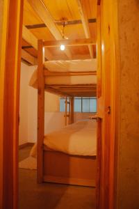 Rúm í herbergi á Amuya Hostel