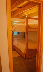 Amuya Hostel في Chiquinquirá: سريرين بطابقين في غرفة