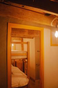 Rúm í herbergi á Amuya Hostel