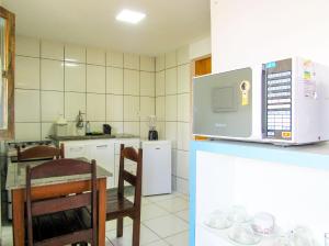 Kuchyň nebo kuchyňský kout v ubytování Casa a 140m da Praia do Sul com Wi-Fi em Ilheus BA