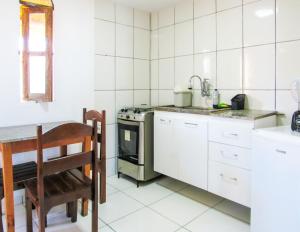 Kuchyň nebo kuchyňský kout v ubytování Casa a 140m da Praia do Sul com Wi-Fi em Ilheus BA
