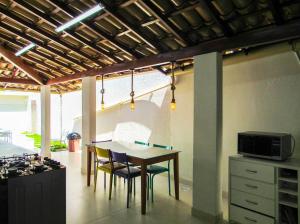 TV a/nebo společenská místnost v ubytování Casa a 140m da Praia do Sul com Wi-Fi em Ilheus BA